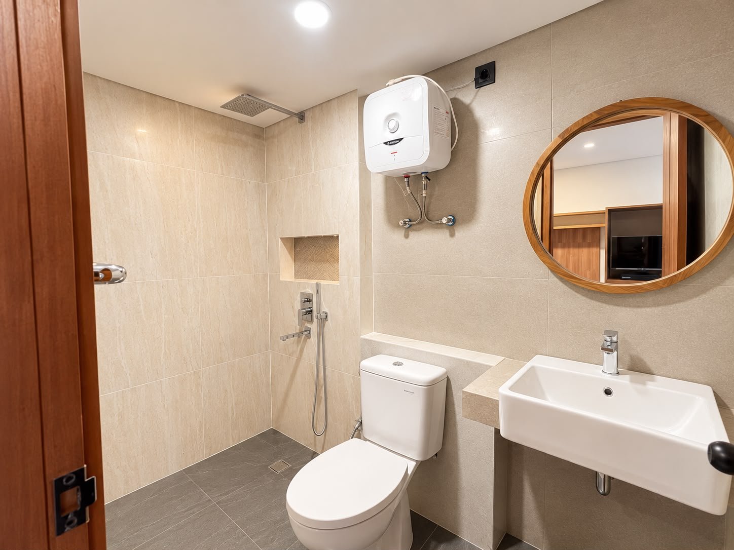Kamar mandi dengan cermin bulat bingkai kayu