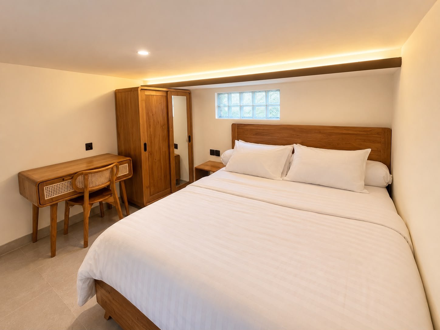 Kamar tidur dengan furnitur kayu jati dan rotan